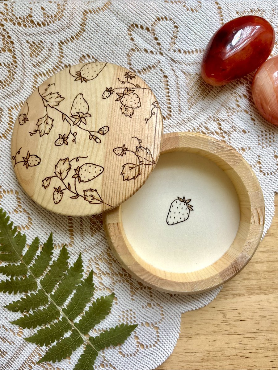 Posting my favorite wood burnings I’ve made everyday until I reach 1000 followers or until I get bored (I think I’m done)🌿🪵✨

Day 20 (719): Strawberry Trinket Box

This one has been a best seller since I released it and it makes me so happy!! 🍓
