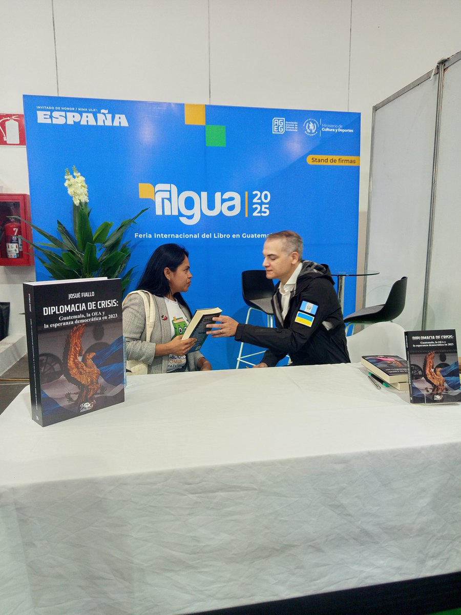 Josué Fiallo ya está en Filgua, firmando su libro "Diplomacia de crisis: Guatemala, la OEA y la esperanza democrática en 2023".