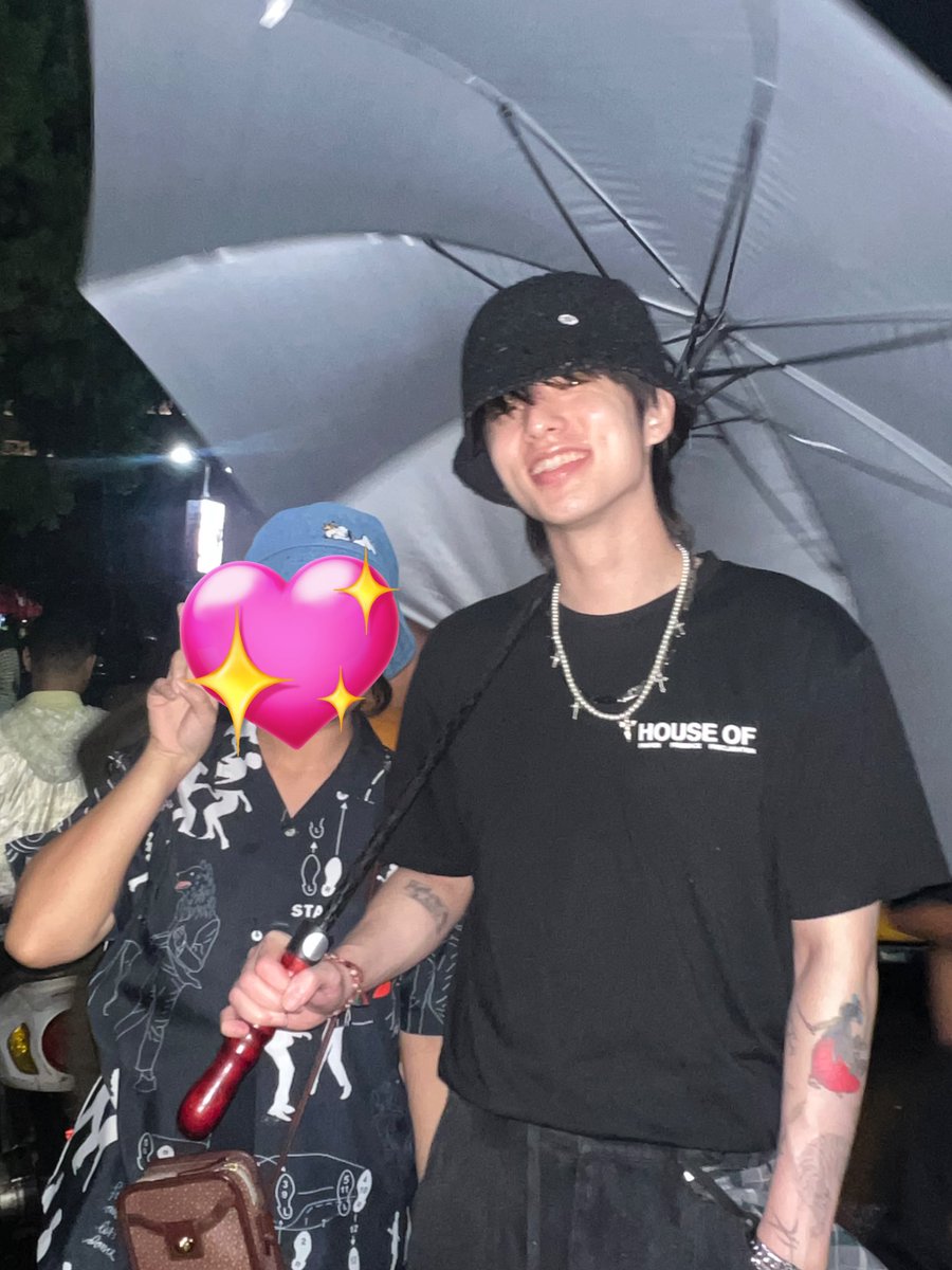 chocolacoups's tweet photo. Ke localfest untuk hindia but then i met jae??!!!!! Still shakingg and im too awkward sorry BUT STILL CANT BELIEVE ANY OF THISSSS @eaJPark hopee you enjoy jakarta and this festival as much as i am💓 https://t.co/NikeYTYLvQ