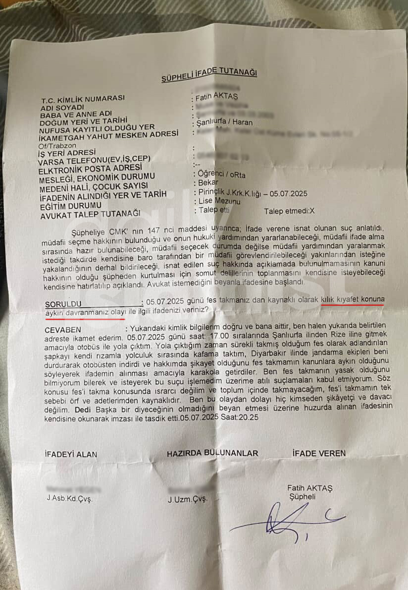 dailyislamist's tweet photo. 🔴 FES TAKMAK SUÇ SAYILDI

Trabzon'dan Şanlıurfa'ya seyahat eden Fatih Aktaş isimli bir vatandaş, başında 'fes' bulunduğu için otobüsteki bir kadın yolcunun tepkisine maruz kaldı. Kadın, fesin kanuna aykırı olduğunu söyleyerek Aktaş’ı şikayet edeceğini söyledi.

Otobüs Diyarbakır'a girdiğinde emniyet çevirmesinde durduruldu. Ekipler Fatih Aktaş'a hakkında şikayet olduğunu belirterek fesini çıkarmasını, aksi halde kanuna aykırı hareket etmekten gözaltına almak zorunda kalacaklarını söyledi.

Yanında talebeleri olduğu için fesini çıkaran Aktaş, “Kılık Kıyafet Kanunu’na aykırı davranmak” suçlamasıyla ifade verdi.