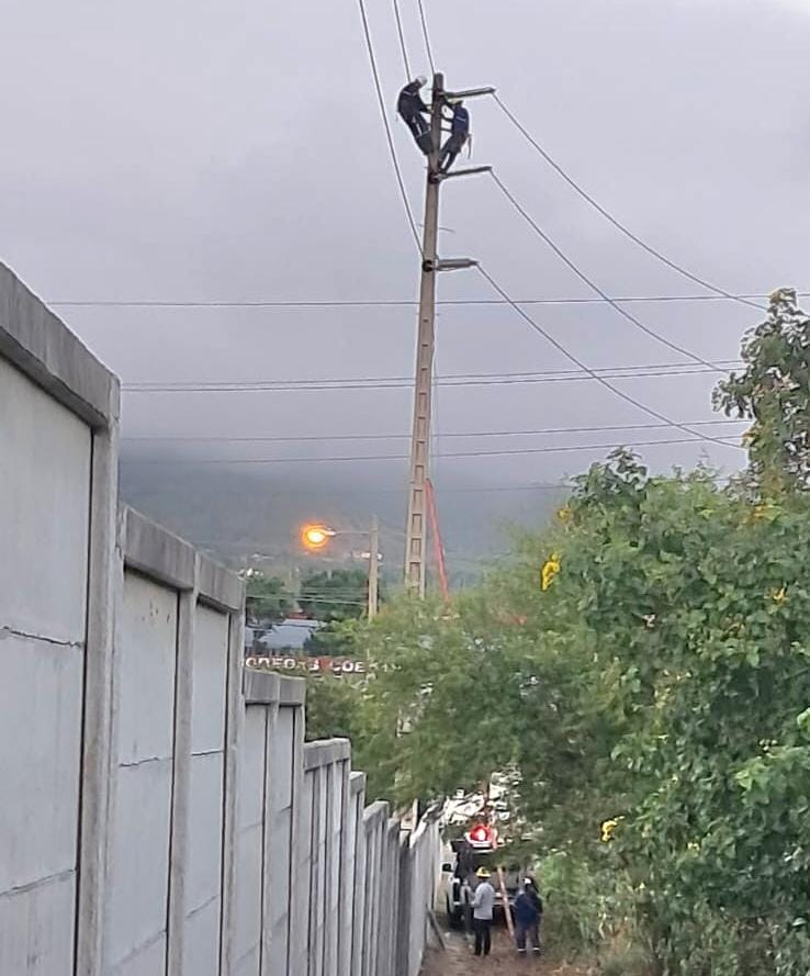 ✅ MANABÍ 

Con el objetivo de prevenir riesgos en el servicio eléctrico y garantizar un suministro continuo para más de 10.500 familias del cantón Montecristi, técnicos de #CNELEP realizaron trabajos de mantenimiento preventivo y correctivo en la subestación Montecristi 1.