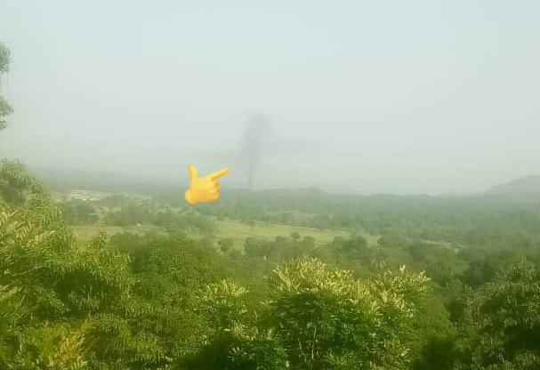 AYITI: Sitiyasyon an toujou rete menm pou komin #Laskawobas dimanch 6 jiyè 2025 la li fè 1h 55 PM. Fòs lòd yo ak gwoup otodefans yo toujou kanpe nan plizyè pozisyon estratejik pou anpeche bandi yo pwogrese. Paralèlman, bandi yo kontinye ap boule kay Devarye.