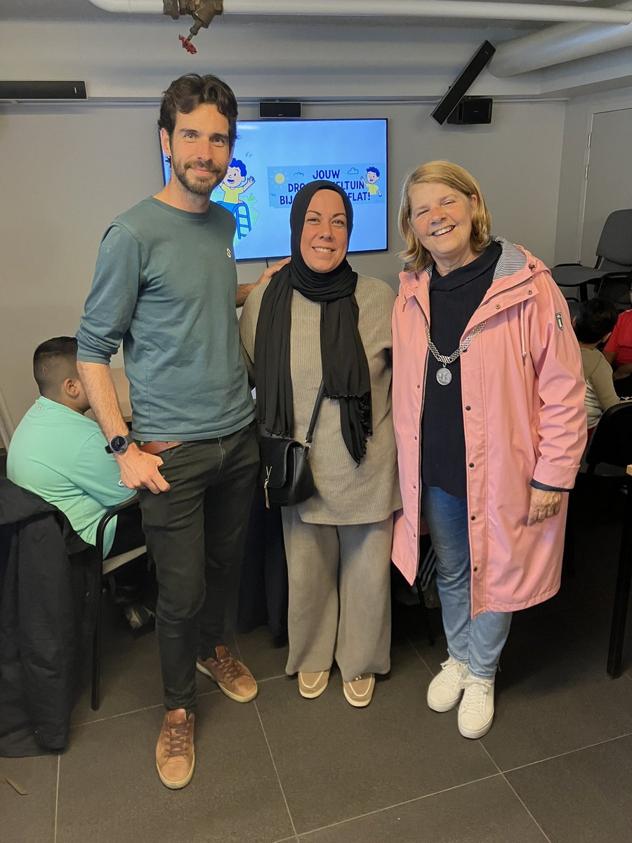 Vanmiddag was het feest bij de Debussyflat. De Wijkuniversiteit heeft samen met jongeren afgelopen weken nagedacht over hoe het nieuwe speelveld achter de flat er uit moet gaan zien en welke speeltoestellen er moeten komen. Komende maanden wordt eea uitgewerkt en besteld, top!