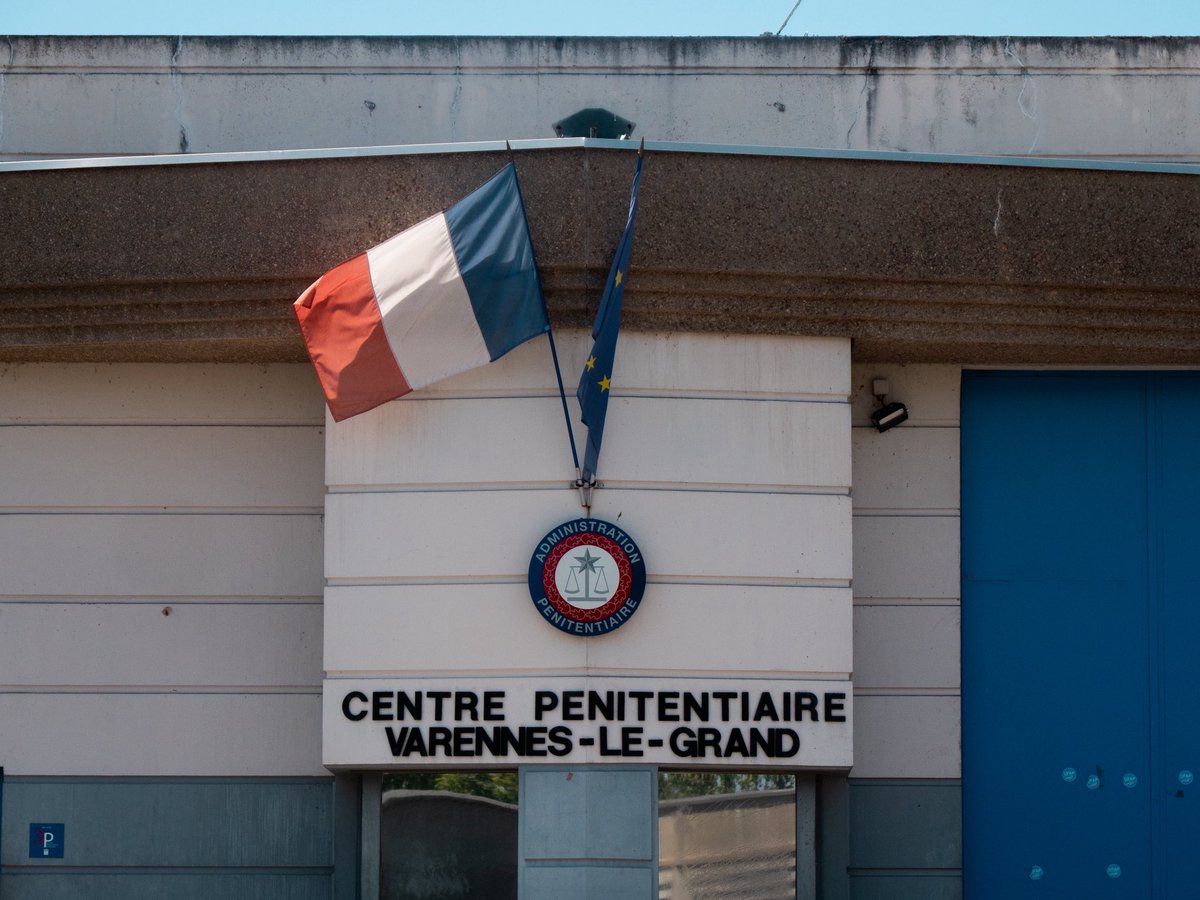 Marion Maréchal (@marionmarechal) on Twitter photo En visite au centre pénitentiaire de Varennes-le-Grand, en Saône-et-Loire, avec notre député IDL <a href="/AnneSicard1/">Anne Sicard</a>, j’ai pu échanger avec les agents sur la difficulté de leur métier.
Depuis le meurtre de 2 agents lors de l’évasion de Mohammed Amra, il y a 14 mois, la situation n’a En visite au centre pénitentiaire de Varennes-le-Grand, en Saône-et-Loire, avec notre député IDL <a href="/AnneSicard1/">Anne Sicard</a>, j’ai pu échanger avec les agents sur la difficulté de leur métier.
Depuis le meurtre de 2 agents lors de l’évasion de Mohammed Amra, il y a 14 mois, la situation n’a