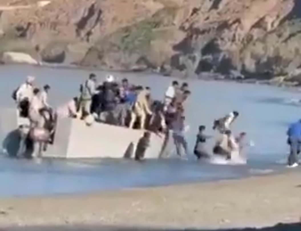 Εσύ ηλίθιε Έλληνα βγάλε μπουτοσέλφι για να μαζέψεις likes, ενώ γίνεται απόβαση κανονική. Σε λίγο η κόρη σου θα φοράει μπούργκα.