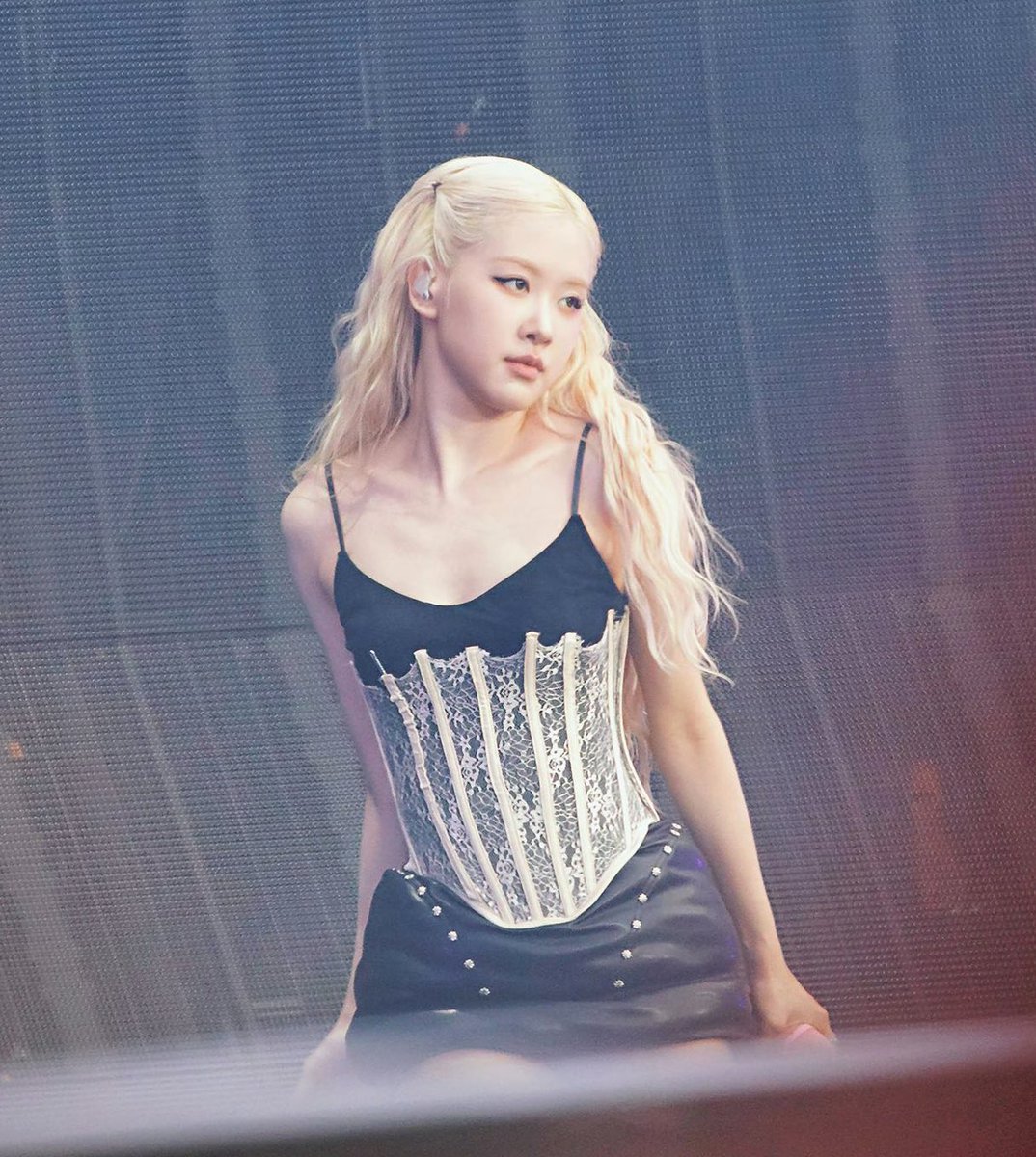 chaescvnty's tweet photo. rosé kicking off the deadline tour with STRONG visuals 😫 https://t.co/TQ1ruNmyNS