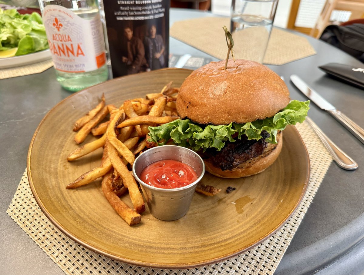 Overpriced airport food 😣

#SashaInNYC #NewYork #lunch