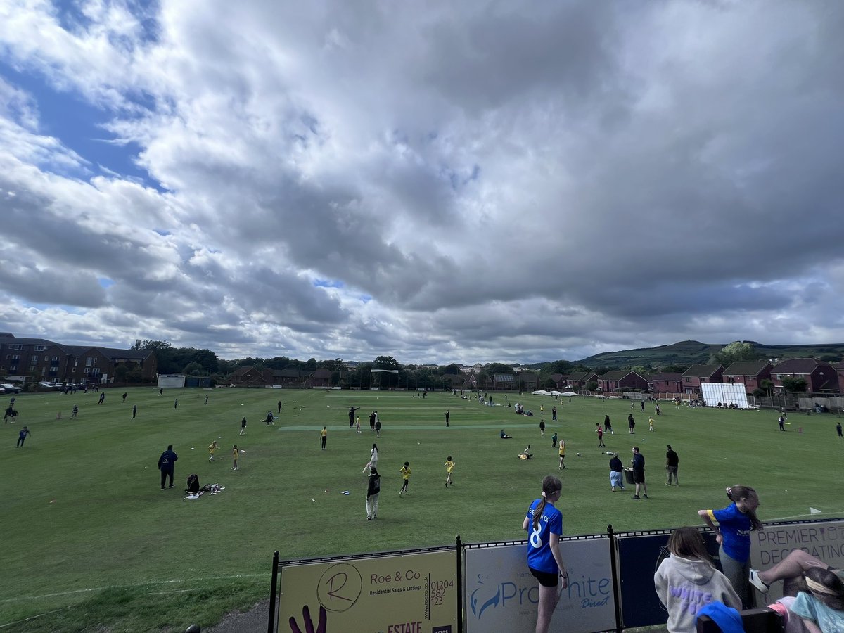 Lovely to stop in on the girls festival <a href="/HORWICHRMI/">Horwich RMI Cricket</a> this afternoon and see so many girls taking part! Over 100 young girls, many playing their first ever games for their club. Well done everyone on a fantastic afternoon of cricket. 👏