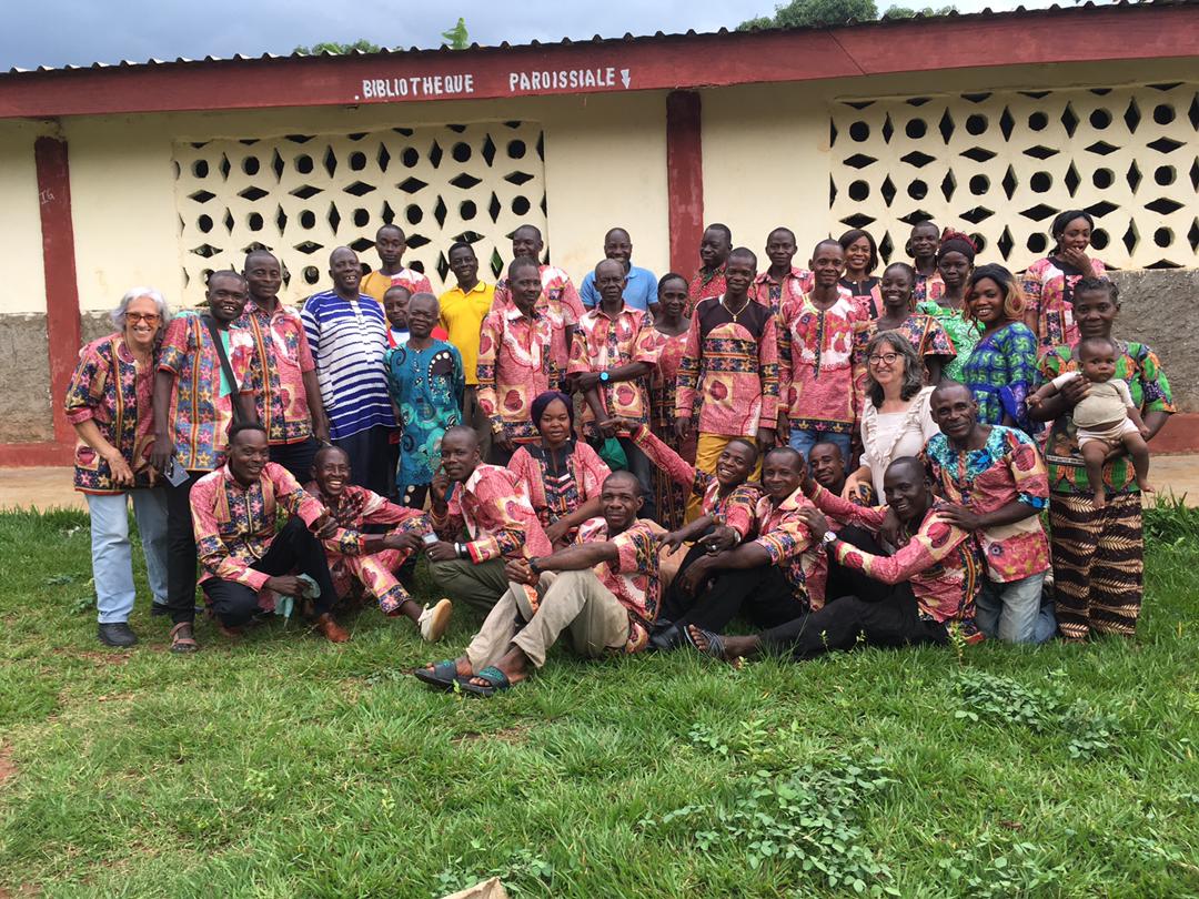 El curso escolar ha terminado en Mongumba #Centroáfrica. Nuestras compañeras Tere Monzón🇪🇸 y Elia 🇵🇹vendrán a descansar unos meses. ¿Veis la alegría de la misión? 
misioneroscombonianos.com.mx/2023/06/01/25-…
<a href="/OMP_ES/">OMP España</a> <a href="/AfricaDirecto/">Africa Directo</a>