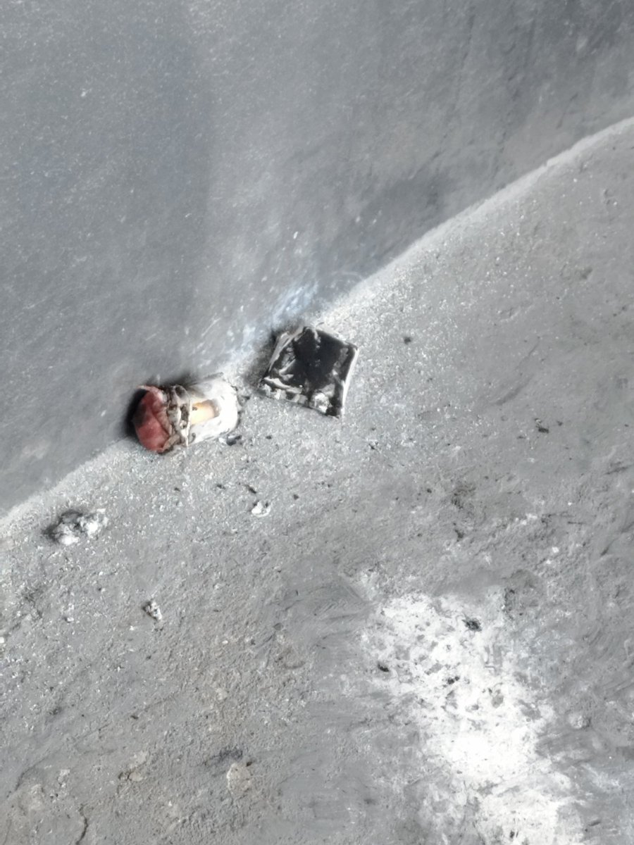 Lamentable lo que acaba de pasar, voló una bengala e impacto en la bancada de prensa, hay una persona herida. El proyectil salió desde la Colombes. Es vergonzoso, se ingresa cualquier cosa a esta altura.