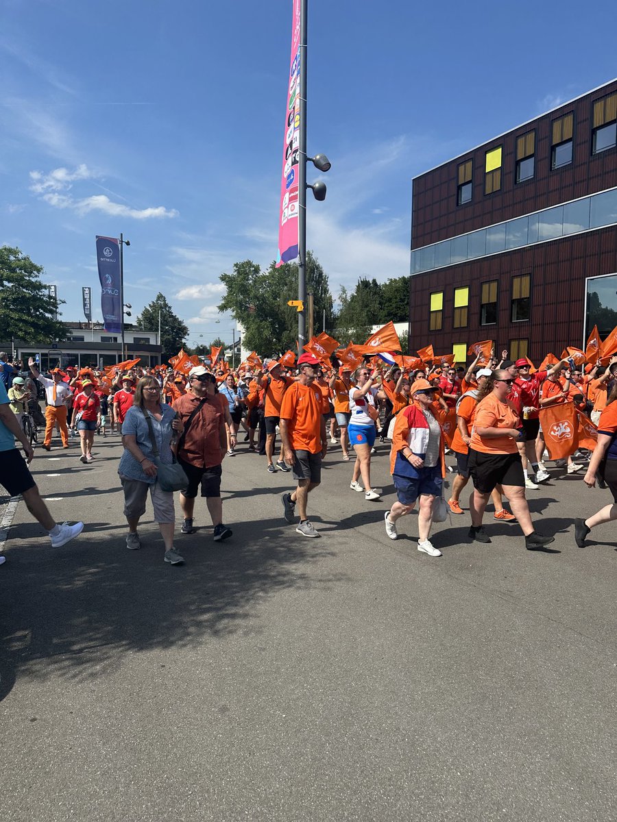 AGmur's tweet image. Traumspiel, Traumstimmung, Traumfans, alles fröhlich, alle friedlich. So geht Fussball! #Holland gegen @FAWales @WEURO2025 in #Luzern. Freue mich jetzt auf unser Team. #HoppSchwiiz 🇨🇭!