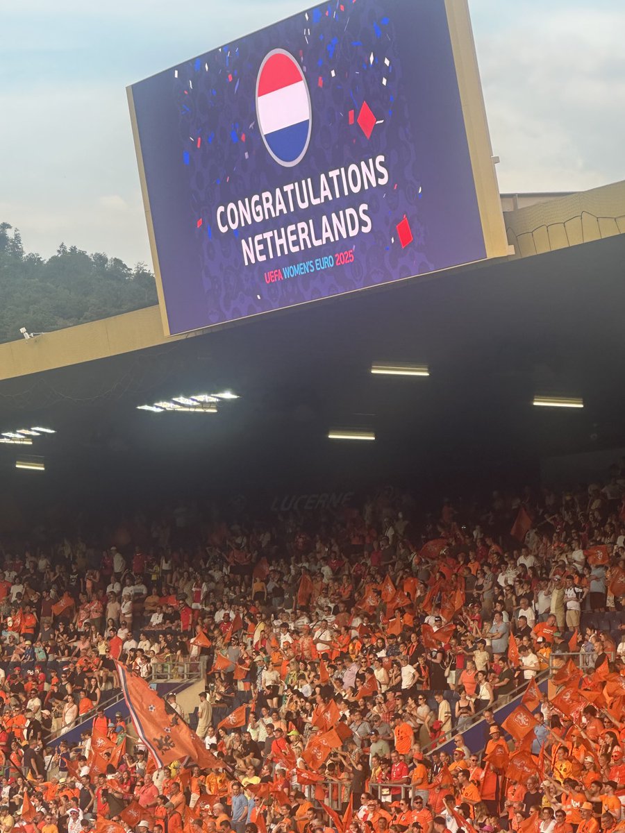 AGmur's tweet image. Traumspiel, Traumstimmung, Traumfans, alles fröhlich, alle friedlich. So geht Fussball! #Holland gegen @FAWales @WEURO2025 in #Luzern. Freue mich jetzt auf unser Team. #HoppSchwiiz 🇨🇭!