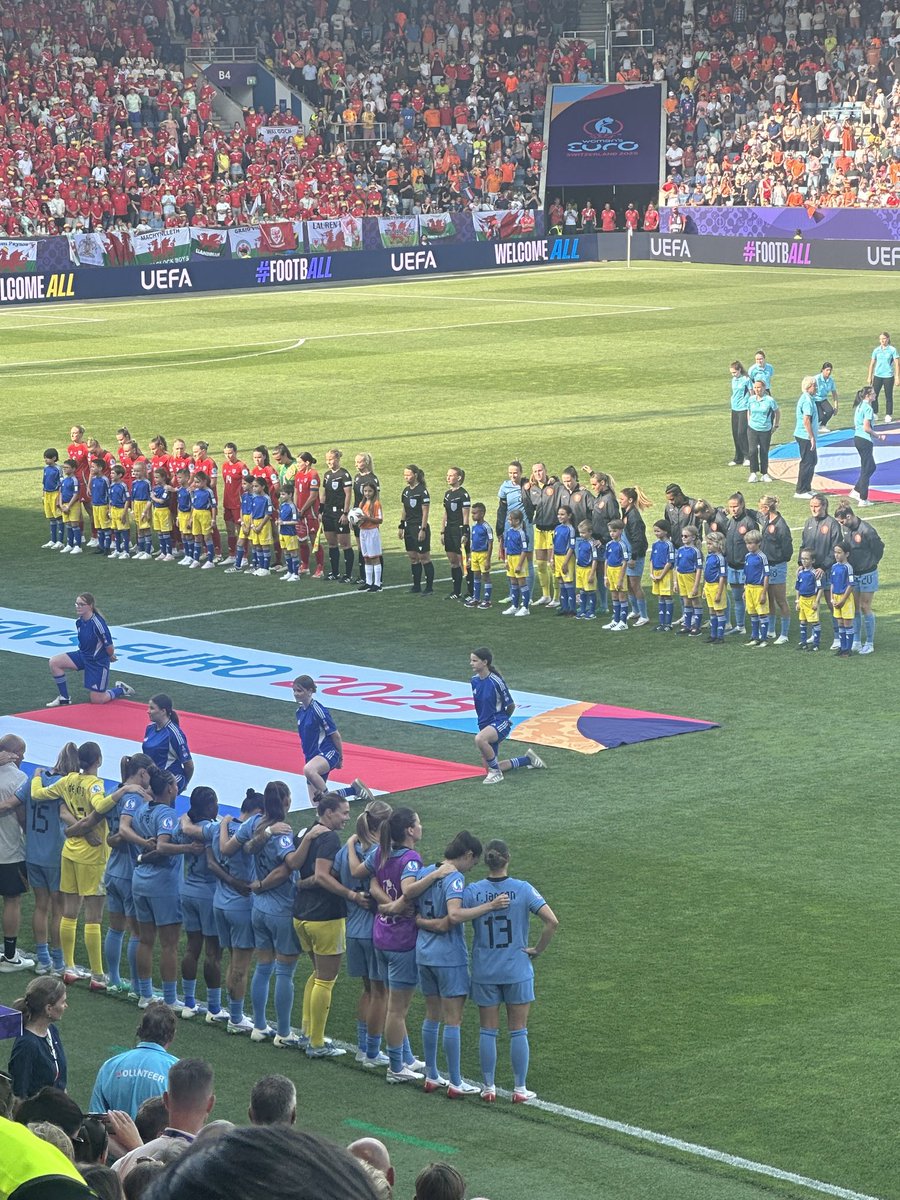 AGmur's tweet image. Traumspiel, Traumstimmung, Traumfans, alles fröhlich, alle friedlich. So geht Fussball! #Holland gegen @FAWales @WEURO2025 in #Luzern. Freue mich jetzt auf unser Team. #HoppSchwiiz 🇨🇭!