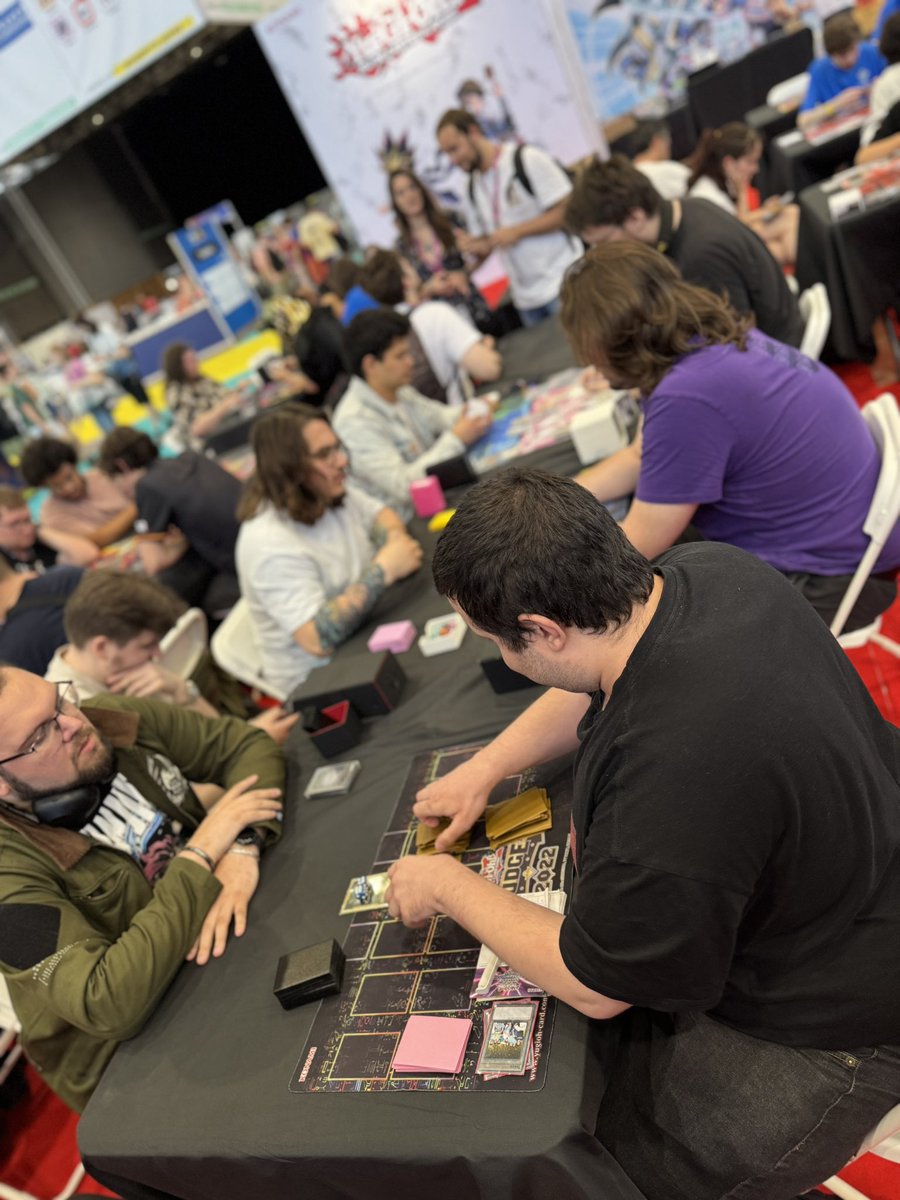 BreakflipJO's tweet image. La Japan Expo, c’est terminé !

Cette édition 2025 c’était :
Des tournois pour celles et ceux déjà expérimentés
Des initiations pour former la nouvelle génération
L’annonce en live de la VF de Yu-Gi-Oh! The Dark Side of Dimensions
Les dédicaces de Laurent Sao et Nessym Guetat
Et…