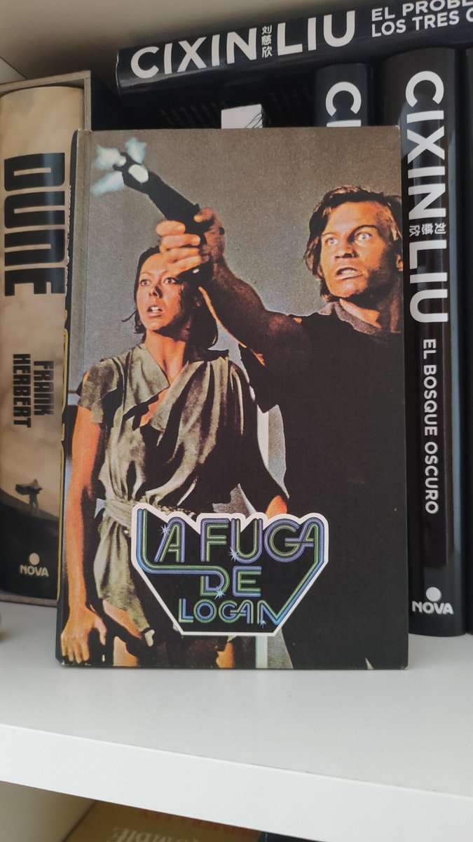 Quizás sus personajes sean algo planos y su estilo resulte simple y anticuado para el lector actual, pero «La Fuga de Logan» abrió camino a muchas distopías posteriores. Hoy la encontré en una pila de libros olvidados, en casa de mis padres. ¿Alguien la recuerda?