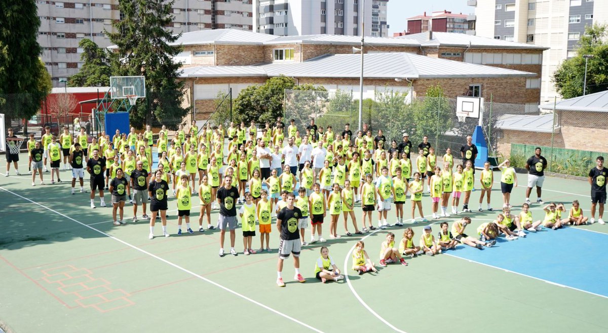 👏🏻 𝗚𝗥𝗔𝗭𝗔𝗦! 𝗚𝗥𝗔𝗭𝗔𝗦! 𝗘 𝗚𝗥𝗔𝗭𝗔𝗦!

🏀 Pechamos a primeira semana do Campus de Verán 2025 organizado polo <a href="/CBSeisNadalCoia/">Seis do Nadal - Coia</a>. 

👉🏻 Todo un éxito poder contar con 135 xogador@s e un corpo técnico de 25 adestrador@s e monitor@s.

👌🏻 E mañá comezamos a segunda quenda!