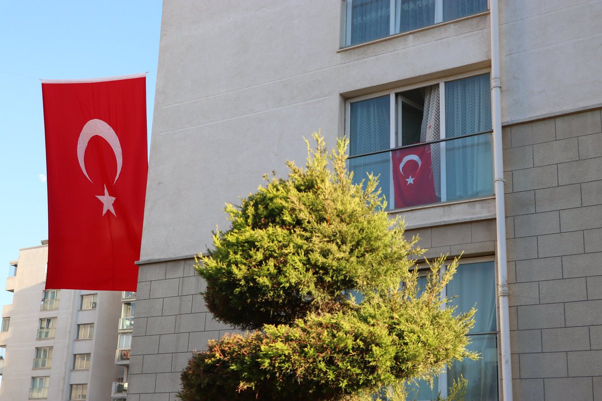 Hayatın geçti hüsranlarla ey gün görmeyen millet!
Ne devletsiz başın varmış, ne mel'un tali'in, hayret!

Kuzey Irak'ta Şehit olan askerlerimizin baba ocaklarına Türk bayrağı asıldı. O bayrak dalgalansın diye savaşımız her kulvarda devam edecektir.