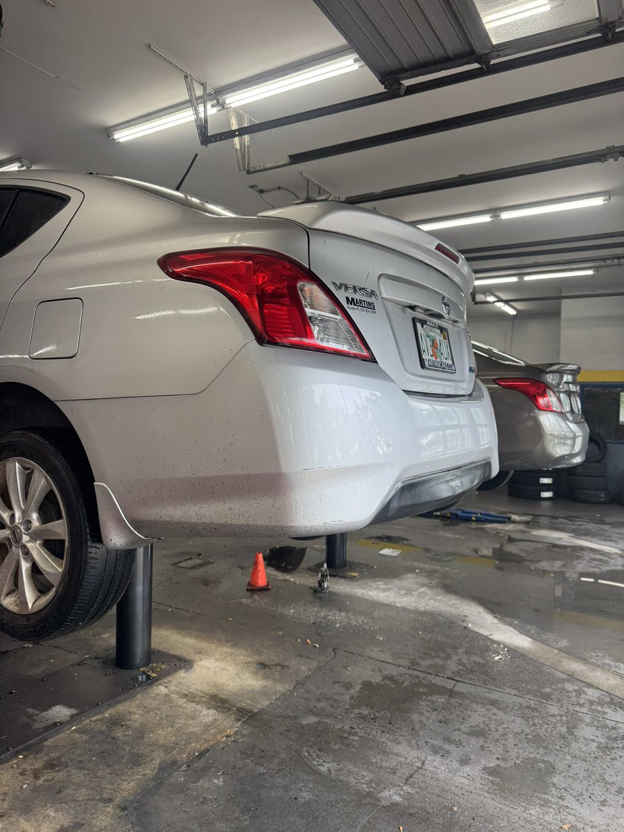 renault ve nissan mühendisleri bir araya gelmişler ortaya şu döküntüyü çıkartmışlar gelen her 10 arabadan 3 tanesi bu hepsinin de çeşit çeşit yerlerinde sıkıntı var. şanzıman diye iki kayış iki makara koymuşlar 100 bin göremeden patlıyor japon demeye utanıyoruz nisbok