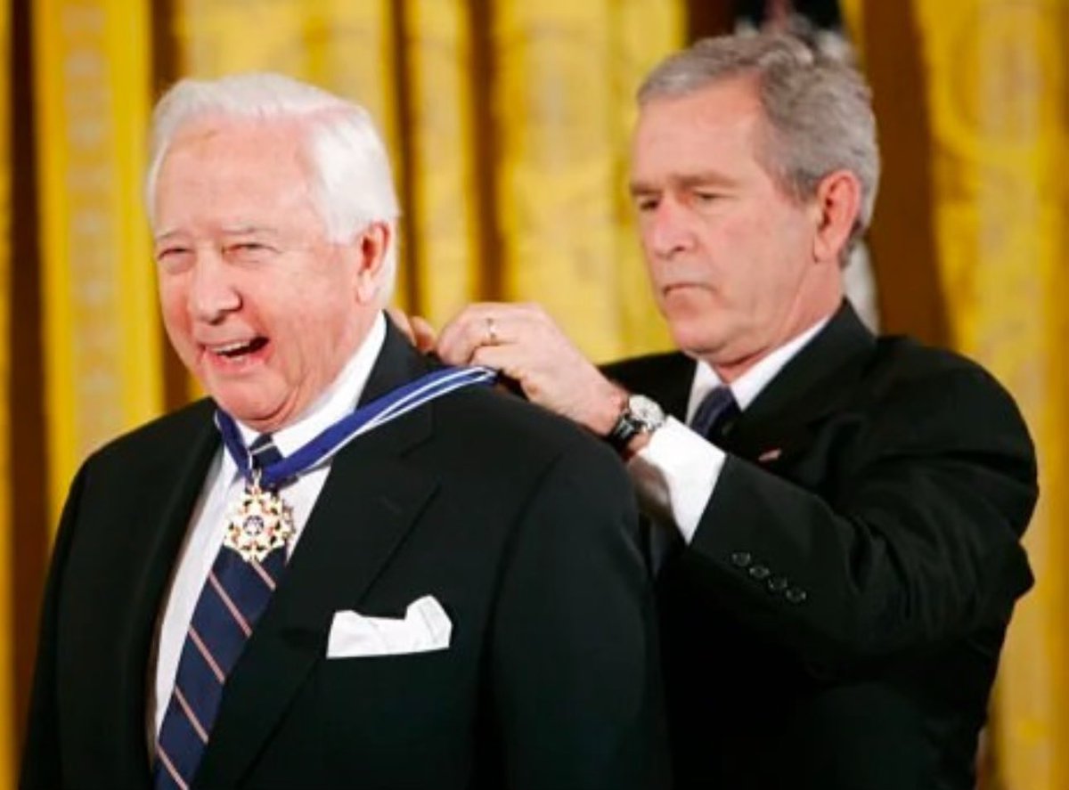 David McCullough receives the Presidential Medal of Freedom from George W. Bush 🇺🇸 (2006)

#POTUS 🏅