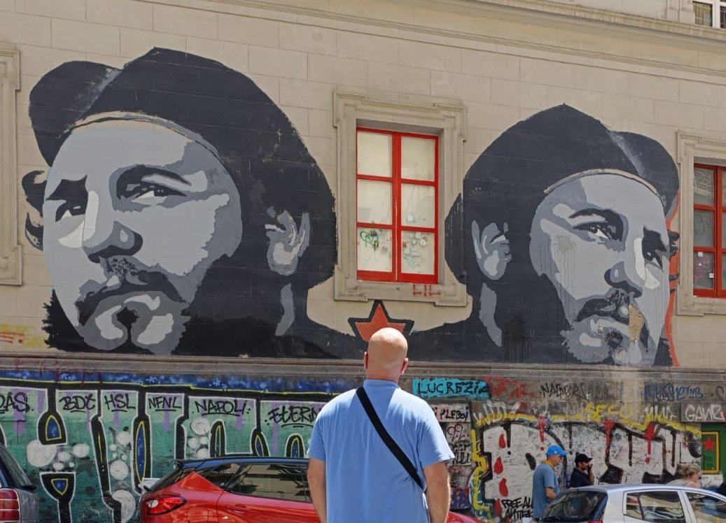 Cuando vas por una calle de Nápoles, en Italia, y te encuentras un mural dedicado a Fidel. #Cuba #CDRCuba #FidelPorSiempre