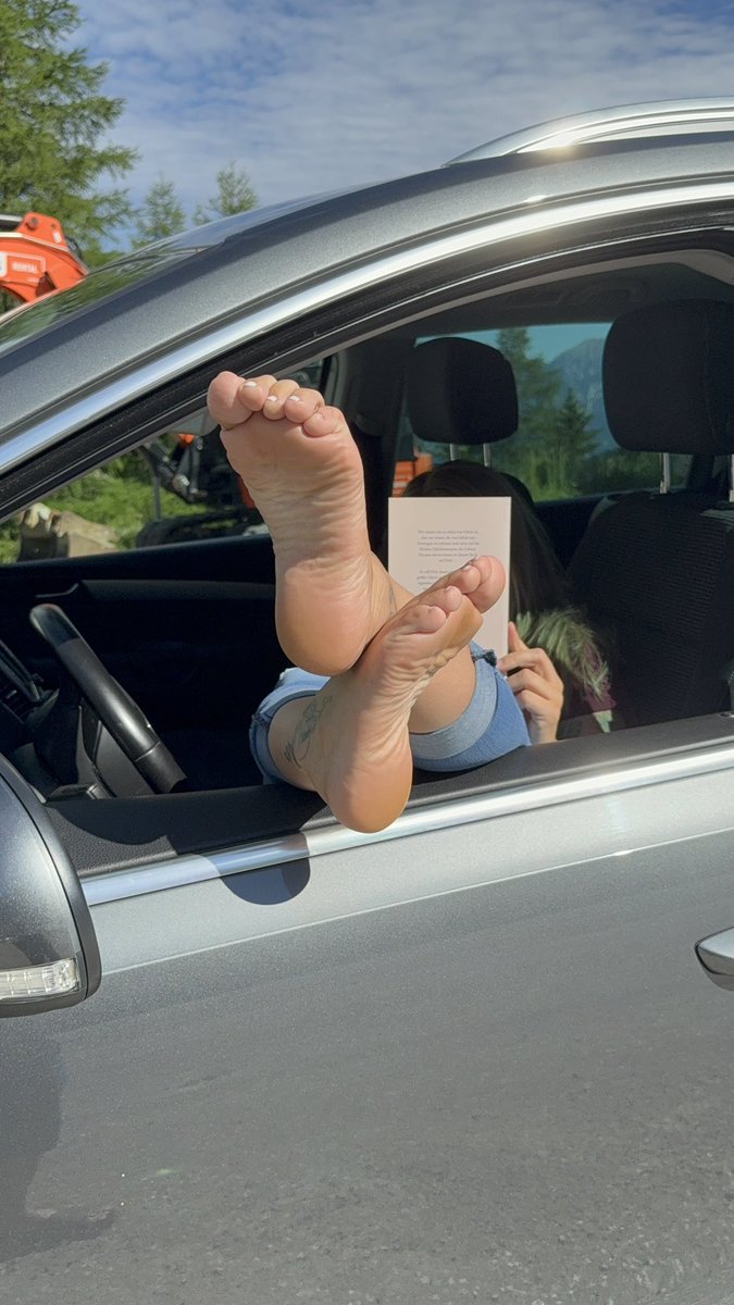 War gestern tanzen. 🪩💃
Heute? Müde Beine, heiße Füße. 🔥
Ich strecke sie aus, und du darfst gucken.

<a href="/rt_feet/">Feet RT PROMO 💯K</a> 

#füße #barfuß #dominanz #feetlovers #sohlen #füßeliebe