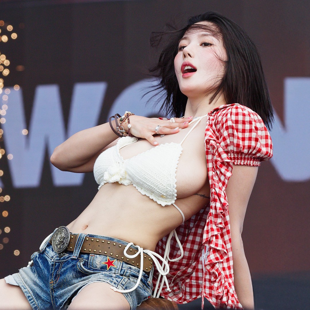 jellyunous's tweet photo. she owns waterbomb, miss kwon eunbi https://t.co/M1gbBaOlbd