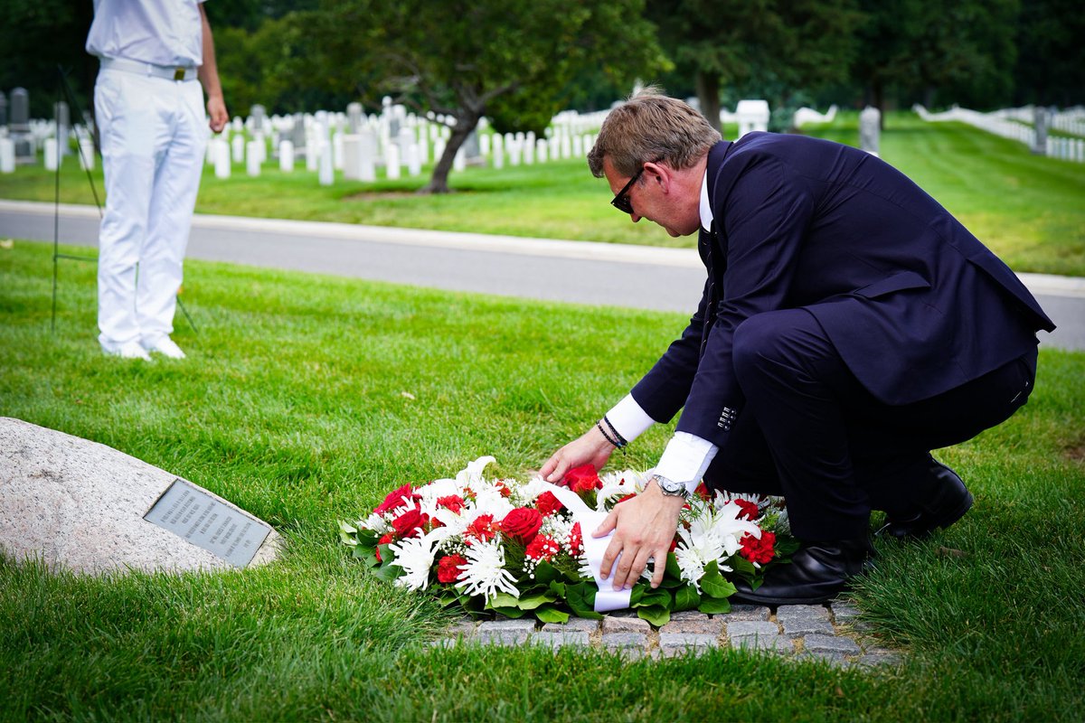 Forsvarsministeriet/Danish MoD (@forsvarsmin) on Twitter photo Forsvarsminister <a href="/troelslundp/">Troels Lund Poulsen</a> har i dag besøgt Arlington National Cementary, hvor han mindedes de amerikanere, der har betalt den højeste pris for fred, frihed og demokrati 🇺🇸🇩🇰 Forsvarsminister <a href="/troelslundp/">Troels Lund Poulsen</a> har i dag besøgt Arlington National Cementary, hvor han mindedes de amerikanere, der har betalt den højeste pris for fred, frihed og demokrati 🇺🇸🇩🇰