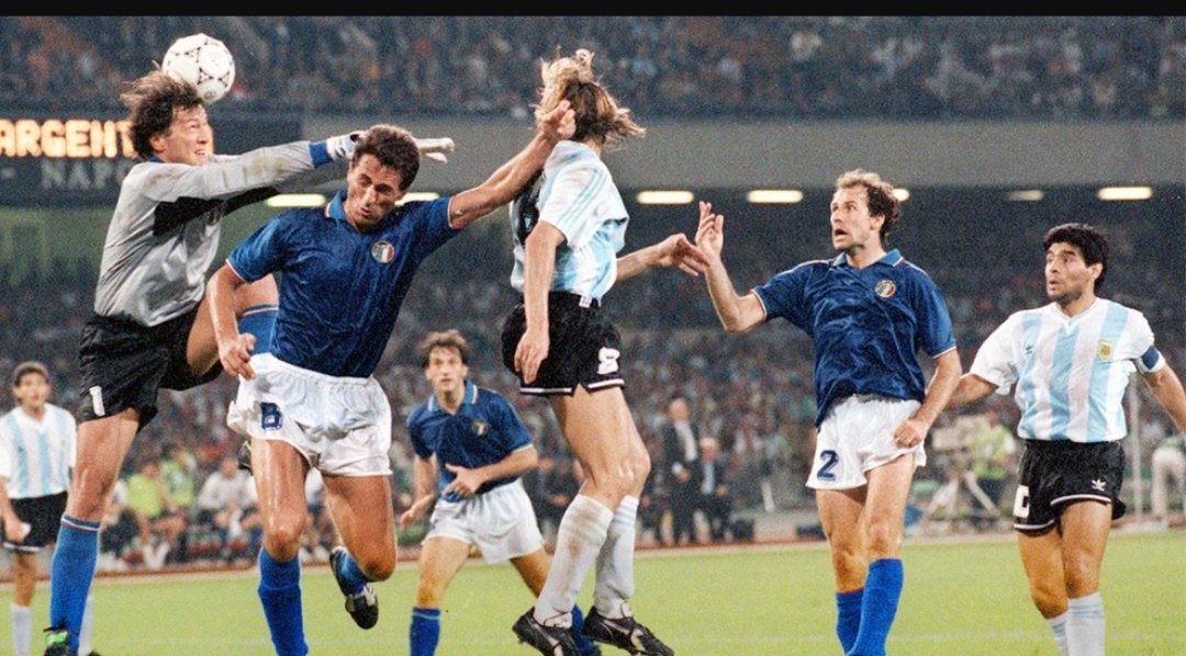 #Italia90
🇦🇷1:1🇮🇹 (4:3 p)
❗Pelo quarto jogo seguido, Schillaci faz o primeiro golo da noite

❗Zenga sai-se mal e sofre o primeiro golo do Mundial, ao fim de 517 minutos, obra de Caniggia

❗Nos penaltis, Goicoechea defende os remates de Donadoni (Milan) e Serena (Inter)