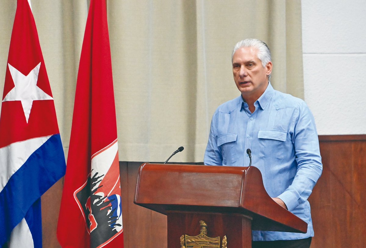 #Cuba <a href="/DiazCanelB/">Miguel Díaz-Canel Bermúdez</a> X Pleno CCPCC. *Comunicar no es solamente estar en las redes sociales* o en los medios: es también lo que hablamos todos los días en un centro de trabajo, *es cómo discutimos los problemas, es cómo tenemos espacios de debate en cada lugar*.