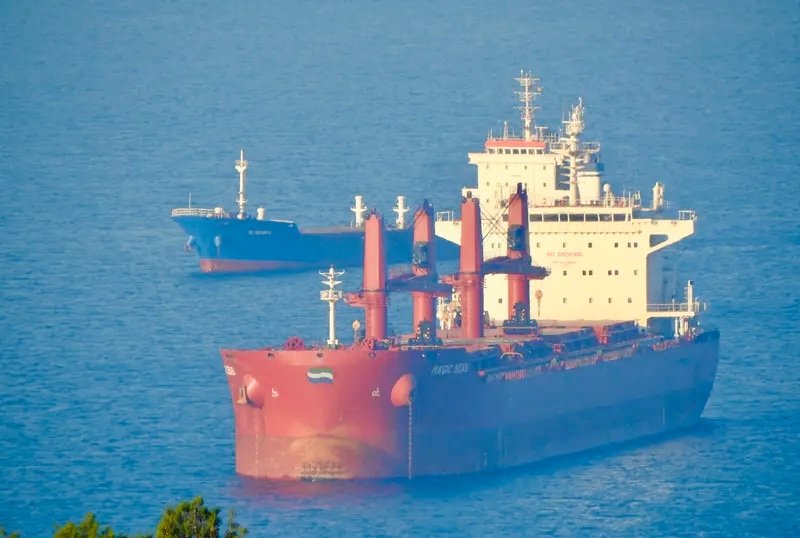 SONDAKİKA:
Yemen Ordusu bugün Kızıldeniz'de bir gemiyi daha batırdı.

Birleşik Krallık Deniz Ticaret Örgütü, mürettebatın bugün silahlı Yemenli sürat tekneleriyle yoğun bir çatışmaya girmesinin ardından dökme yük gemisi MAGIC SEAS'ın şu anda Kızıldeniz'de battığını doğruladı.