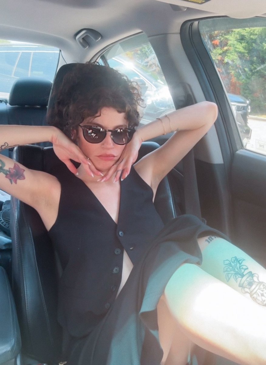 deaddoggs's tweet image. One like and ill unbutton the shirt while I drive