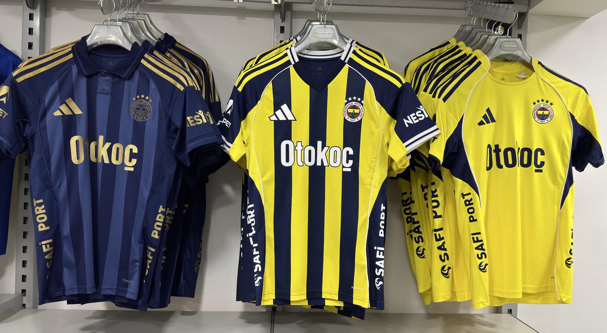 🟡🔵✅ Jhon Duran transferi açıklandığı gün 1 forma sözü vermiştik. Takip eden ve gönderiyi beğenen bir takipçimize imzalı formasını hediye edelim. Hadi bakalım. 🎁