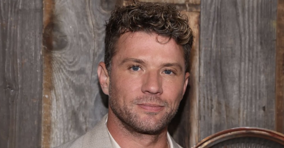 instinctmag's tweet image. THROWBACK: Check Out Ryan Phillippe in Metallic Shorts and a Crop Top dlvr.it/TLmLhm #ryanphillippe #throwback #Phillippe