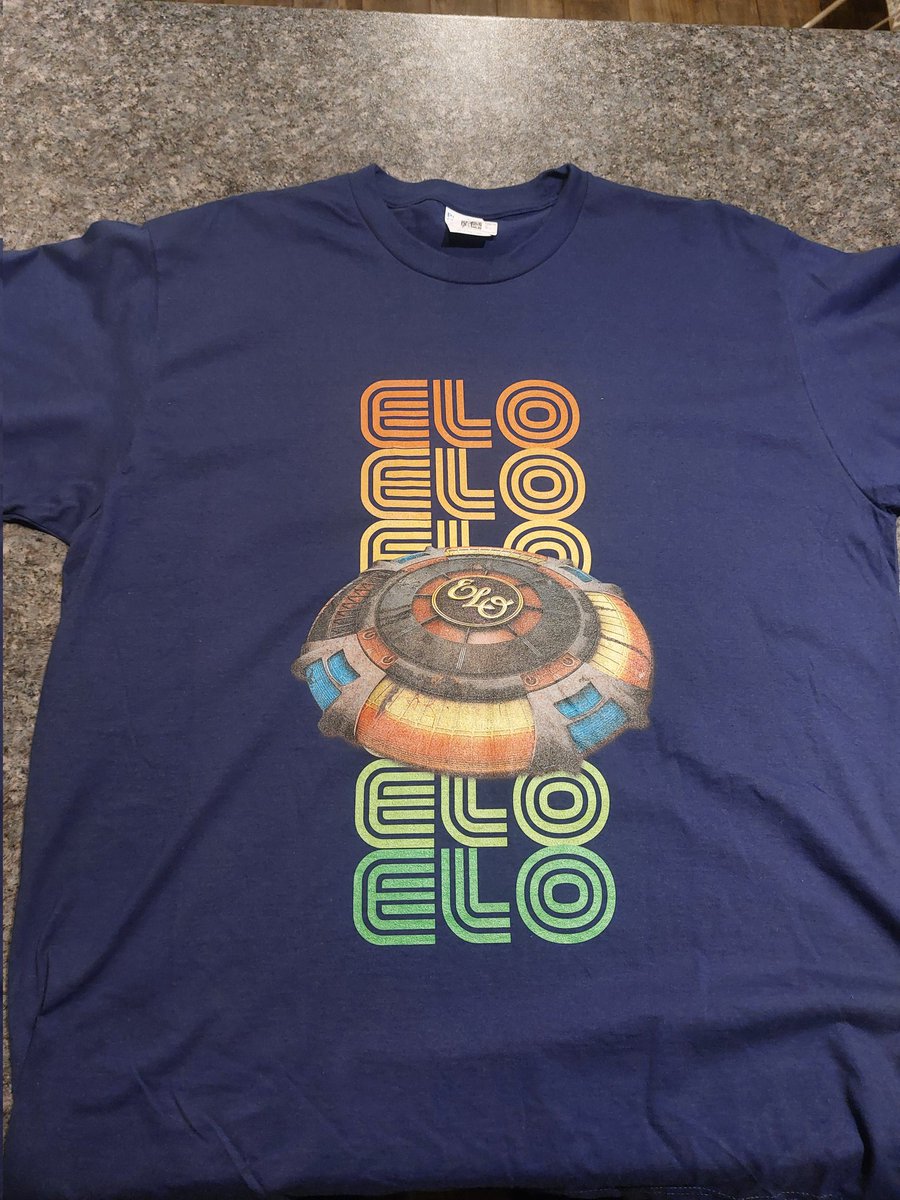 Which t-shirt should I put on Wednesday for the concert 🤔💡