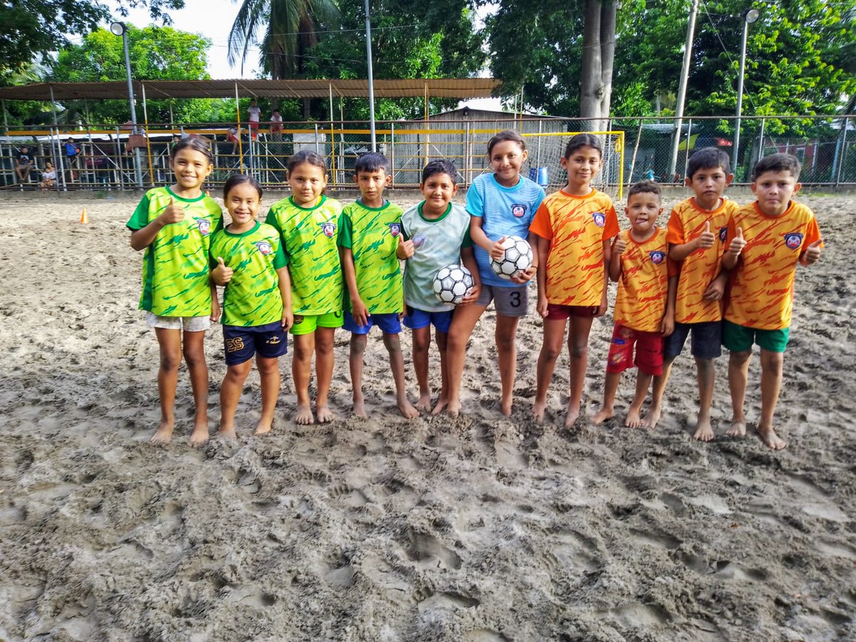 Bitcoinpirraya's tweet image. Sábado de fútbol ⚽
Ayer por la tarde los niños de la escuelita de fútbol playa Bitcoin se dieron cita como ya es costumbre los sábados por la tarde a afectuar lo que es el torneo que se lleva acabo en isla la pirraya.
@Bitcoinbeach @IsaacGuerr83881
