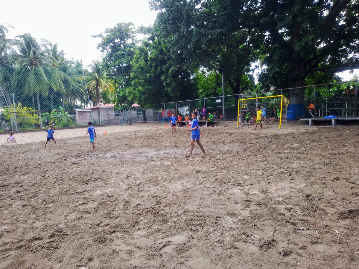 Bitcoinpirraya's tweet image. Sábado de fútbol ⚽
Ayer por la tarde los niños de la escuelita de fútbol playa Bitcoin se dieron cita como ya es costumbre los sábados por la tarde a afectuar lo que es el torneo que se lleva acabo en isla la pirraya.
@Bitcoinbeach @IsaacGuerr83881