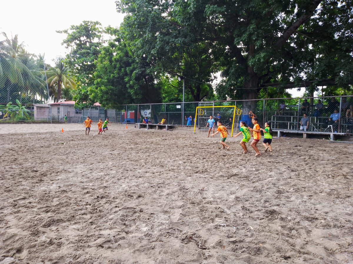 Bitcoinpirraya's tweet image. Sábado de fútbol ⚽
Ayer por la tarde los niños de la escuelita de fútbol playa Bitcoin se dieron cita como ya es costumbre los sábados por la tarde a afectuar lo que es el torneo que se lleva acabo en isla la pirraya.
@Bitcoinbeach @IsaacGuerr83881
