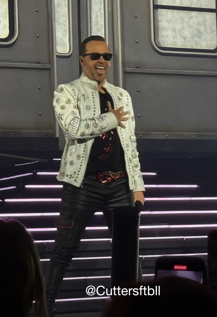 For my <a href="/DonnieWahlberg/">Donnie Wahlberg</a> ladies! =) #TheRightStuff