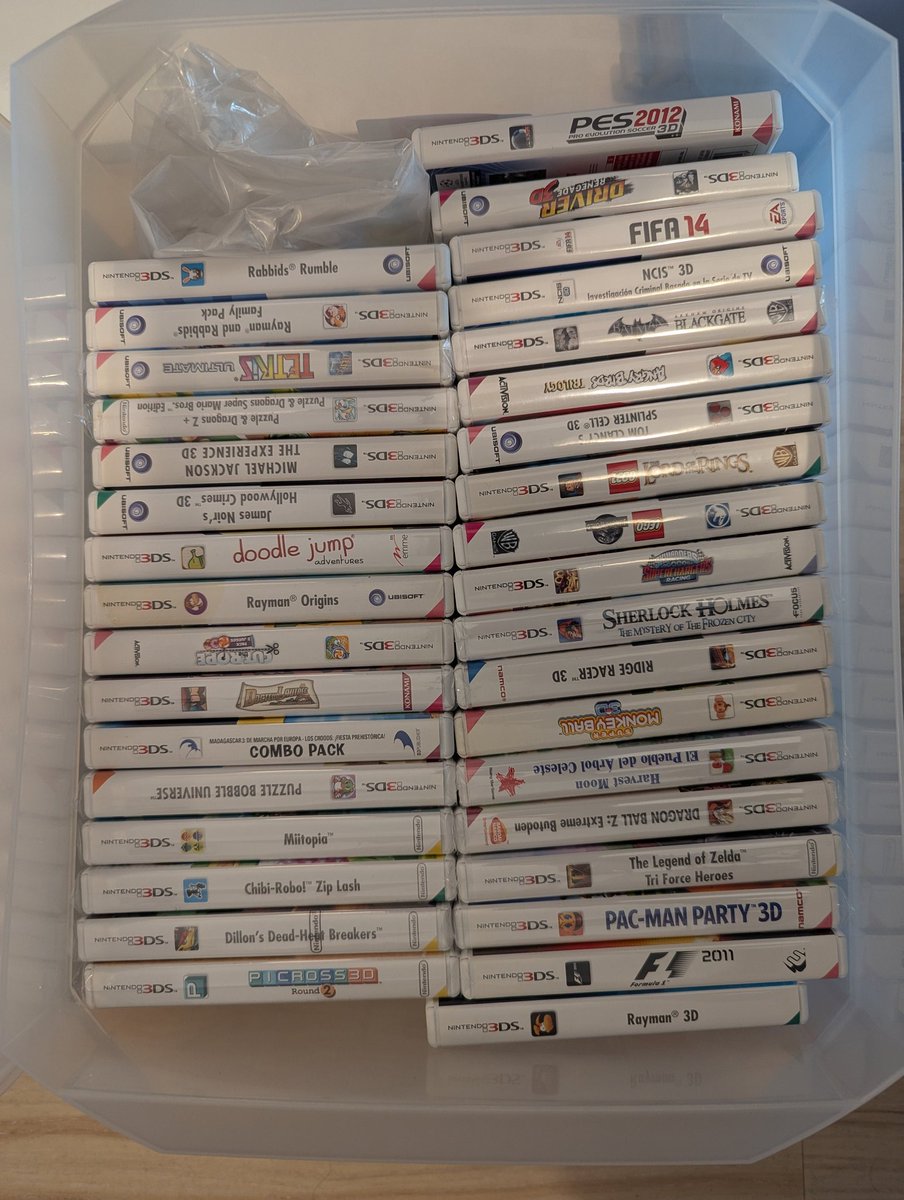 Alter45918933's tweet image. Mi caja de los juegos que no tienen hueco en la estantería a día de hoy... 

Títulos que han llegado en lotes, que tengo repetidos porque he mejorado estados y no he vendido... Etcétera 

Me da mucha pereza gestionar ventas, nunca me viene bien...

#3DS #2DS #Nintendo