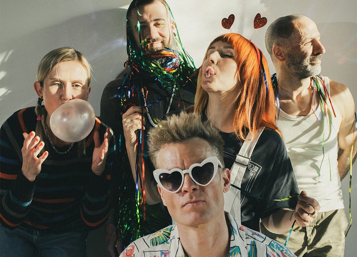 tmrw (@tmrwmag) on Twitter photo Paradoxically moving forward while looking back, Nostalgia by <a href="/mothermother/">Mother Mother</a> is a present-tense lens on what makes the past both special and agonizing.
tmrwmagazine.com/en/news/album-ā¦
#music #mothermother Paradoxically moving forward while looking back, Nostalgia by <a href="/mothermother/">Mother Mother</a> is a present-tense lens on what makes the past both special and agonizing.
tmrwmagazine.com/en/news/album-ā¦
#music #mothermother