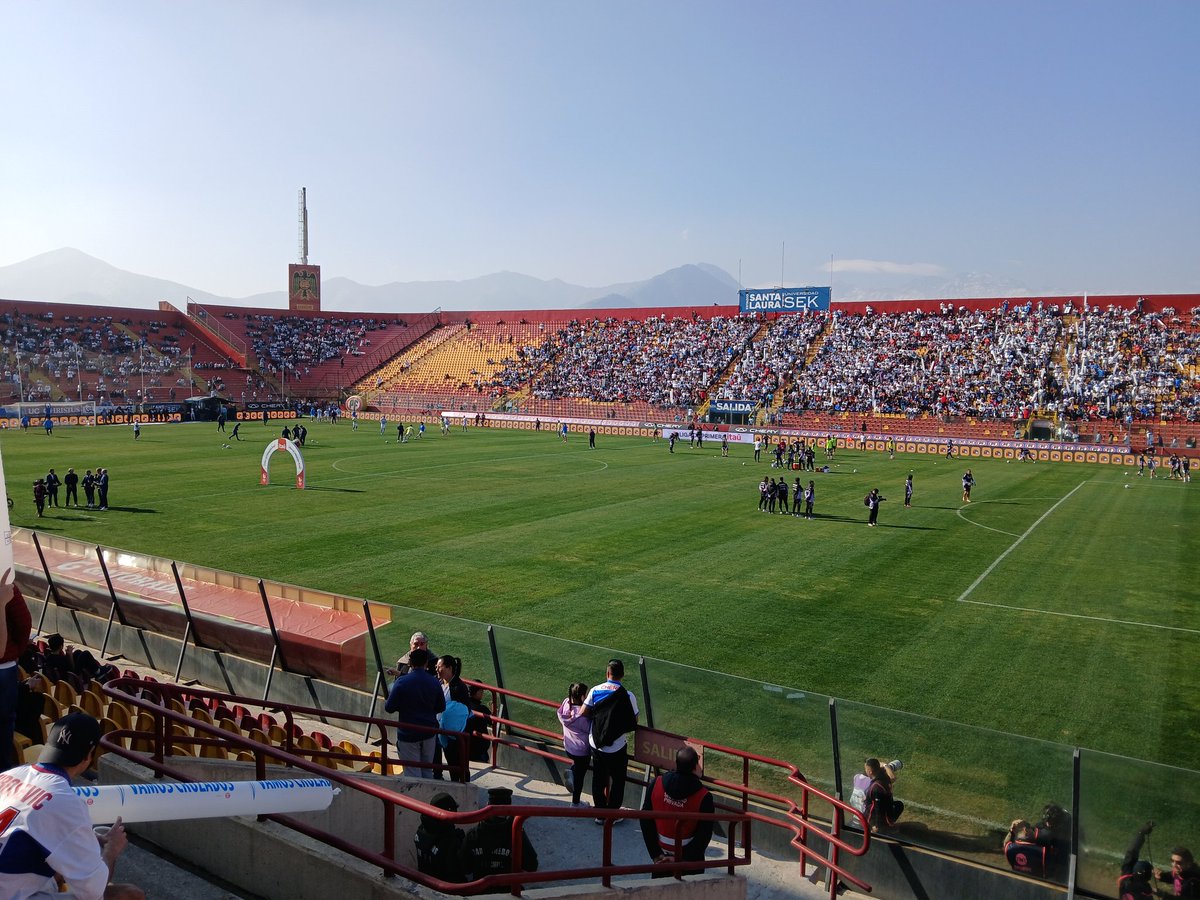 Universidad  Católica recibe a Colo Colo en Santa Laura. Así luce el estadio cuando falta poco para que arranque el partido.