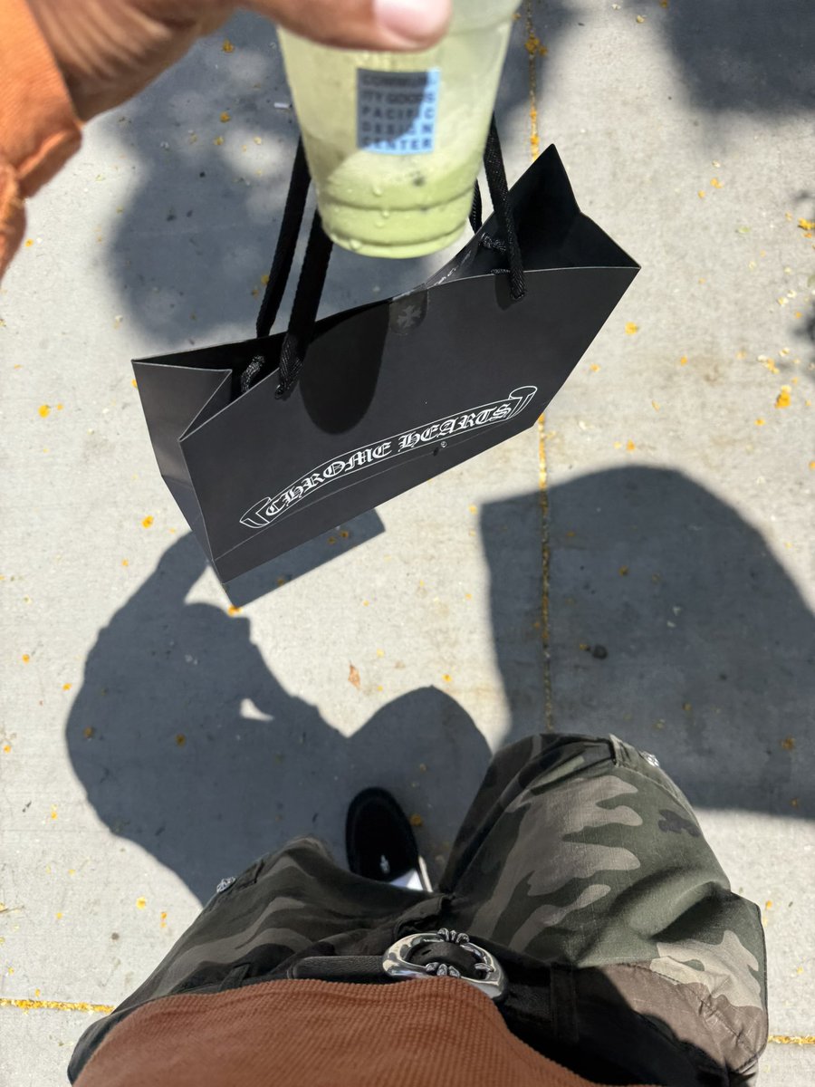 thatslydell's tweet photo. Tell your broke ass boyfriend I said good morning https://t.co/HN1yuIpeNP