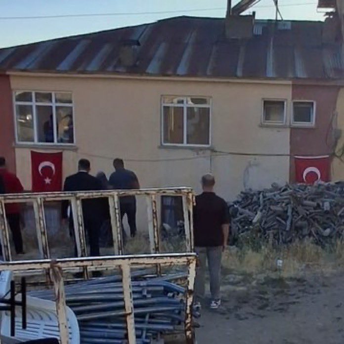 Şehit Astsubay Kıdemli Çavuş Abdurrahman Akdoğan'ın Malatya'daki baba ocağına Türk bayrağı asıldı. 🇹🇷