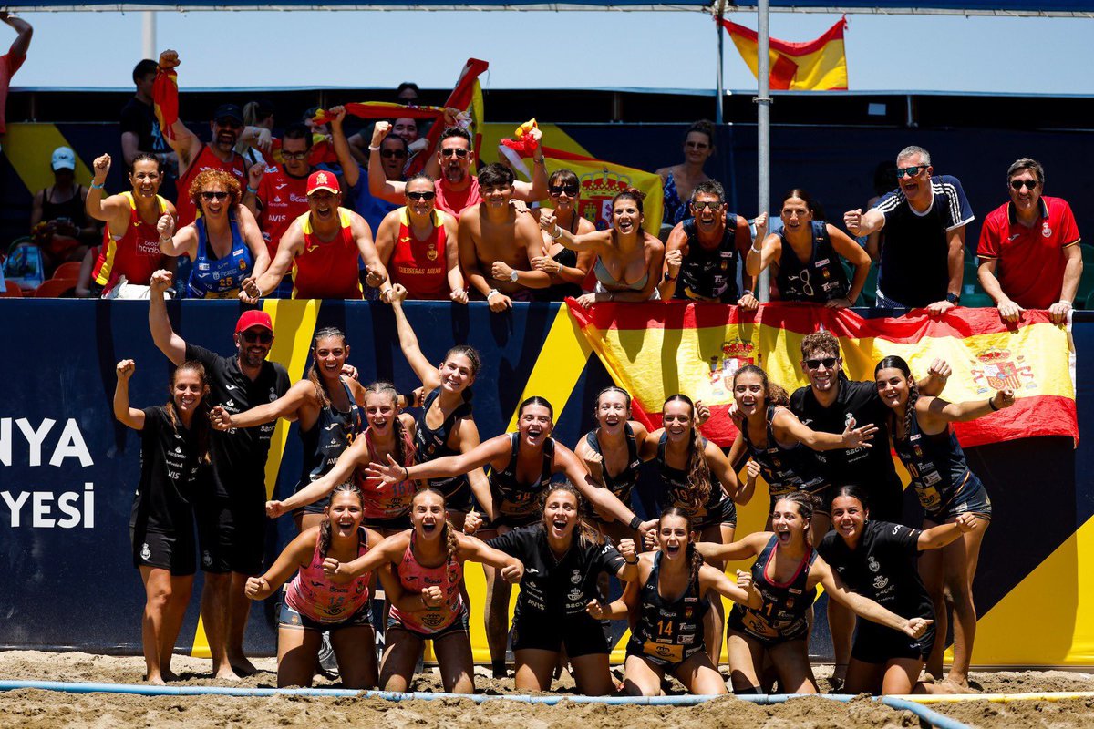 🤩 𝙐𝙣 𝙚𝙦𝙪𝙞𝙥𝙖𝙯𝙤 𝙙𝙚 𝙊𝙍𝙊.

🤾🏼‍♀️ Las #GuerrerasJuveniles culminan el Europeo de balonmano playa con la conquista del título.

👏 Nuestra total admiración por unas jugadoras que son las vigentes campeonas del mundo y de Europa.

🤝 Enhorabuena, <a href="/RFEBalonmano/">RFEBalonmano</a>.
