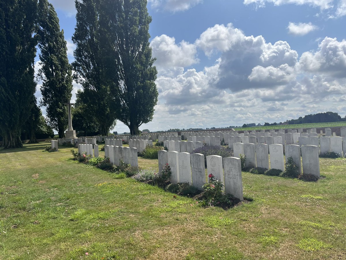 helengoth's tweet image. Today’s bike ride in French #Flanders also took me to Arnèke British Military Cemetery. 434 burials from WW1 and 5 from WW2. Also 126 French and 5 German graves. #FlandersFields