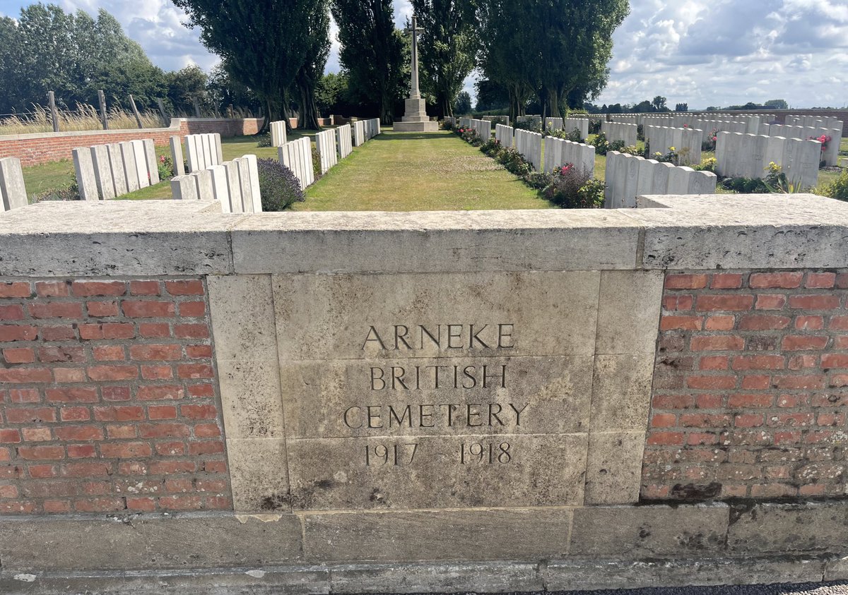 helengoth's tweet image. Today’s bike ride in French #Flanders also took me to Arnèke British Military Cemetery. 434 burials from WW1 and 5 from WW2. Also 126 French and 5 German graves. #FlandersFields