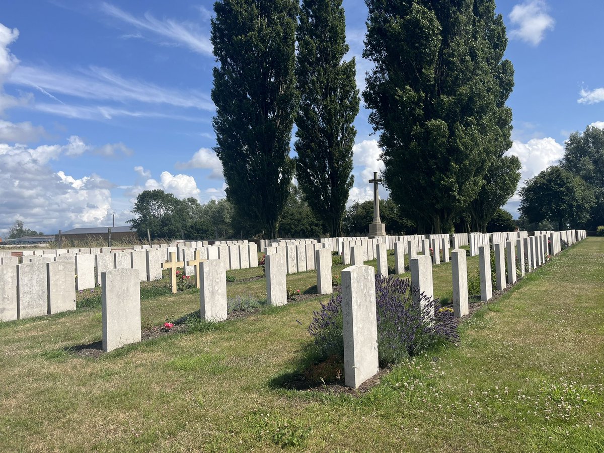 helengoth's tweet image. Today’s bike ride in French #Flanders also took me to Arnèke British Military Cemetery. 434 burials from WW1 and 5 from WW2. Also 126 French and 5 German graves. #FlandersFields