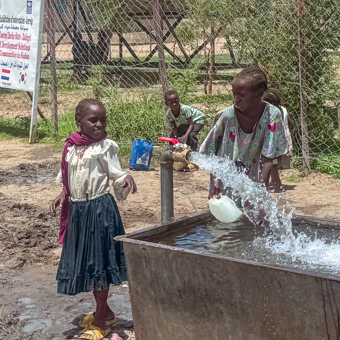 UNDP_Sudan's tweet image. After a year without clean water, over 90K people & 150K livestock in Korrely, Central Darfur now have water 24/7, thanks to a solar water system rehabilitated through @UNDP’s #FundingWindows.
Bringing health, peace, and hope to IDPs, host communities & pastoralists in #Darfur.