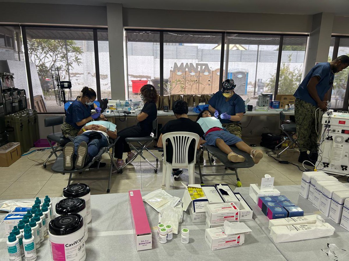 #Atención | La tripulación del #USNSComfort sigue atendiendo al público en el Centro de Atención Integral en colaboración con doctores del Ministerio de Salud y funcionarios de la Alcaldía de Manta.
