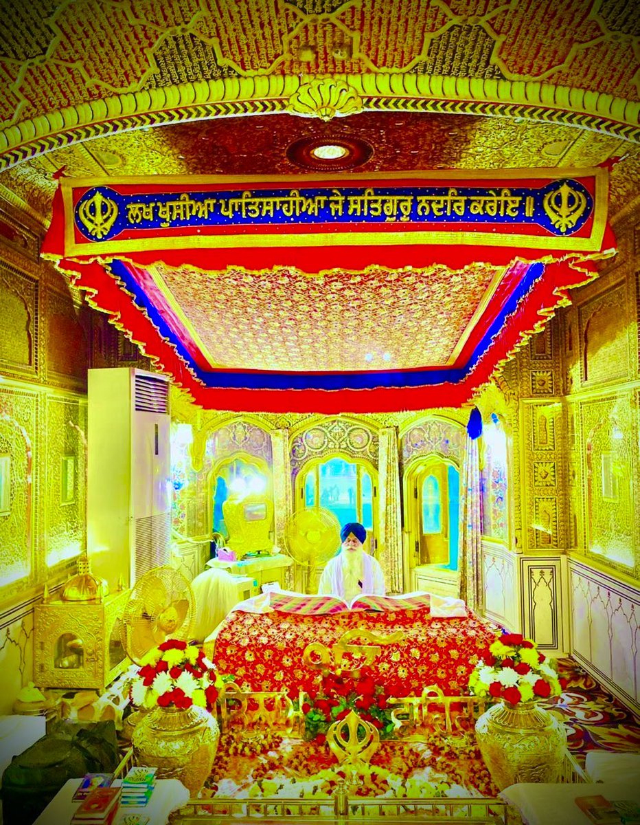 ਆਸ ਅਨਿਤ ਤਿਆਗਹੁ ਤਰੰਗ ॥
ਸੰਤ ਜਨਾ ਕੀ ਧੂਰਿ ਮਨ ਮੰਗ ॥
ਆਪੁ ਛੋਡਿ ਬੇਨਤੀ ਕਰਹੁ ॥
ਸਾਧਸੰਗਿ ਅਗਨਿ ਸਾਗਰੁ ਤਰਹੁ ॥


 ਵਾਹਿਗੁਰੂ ਜੀ 🙏😇